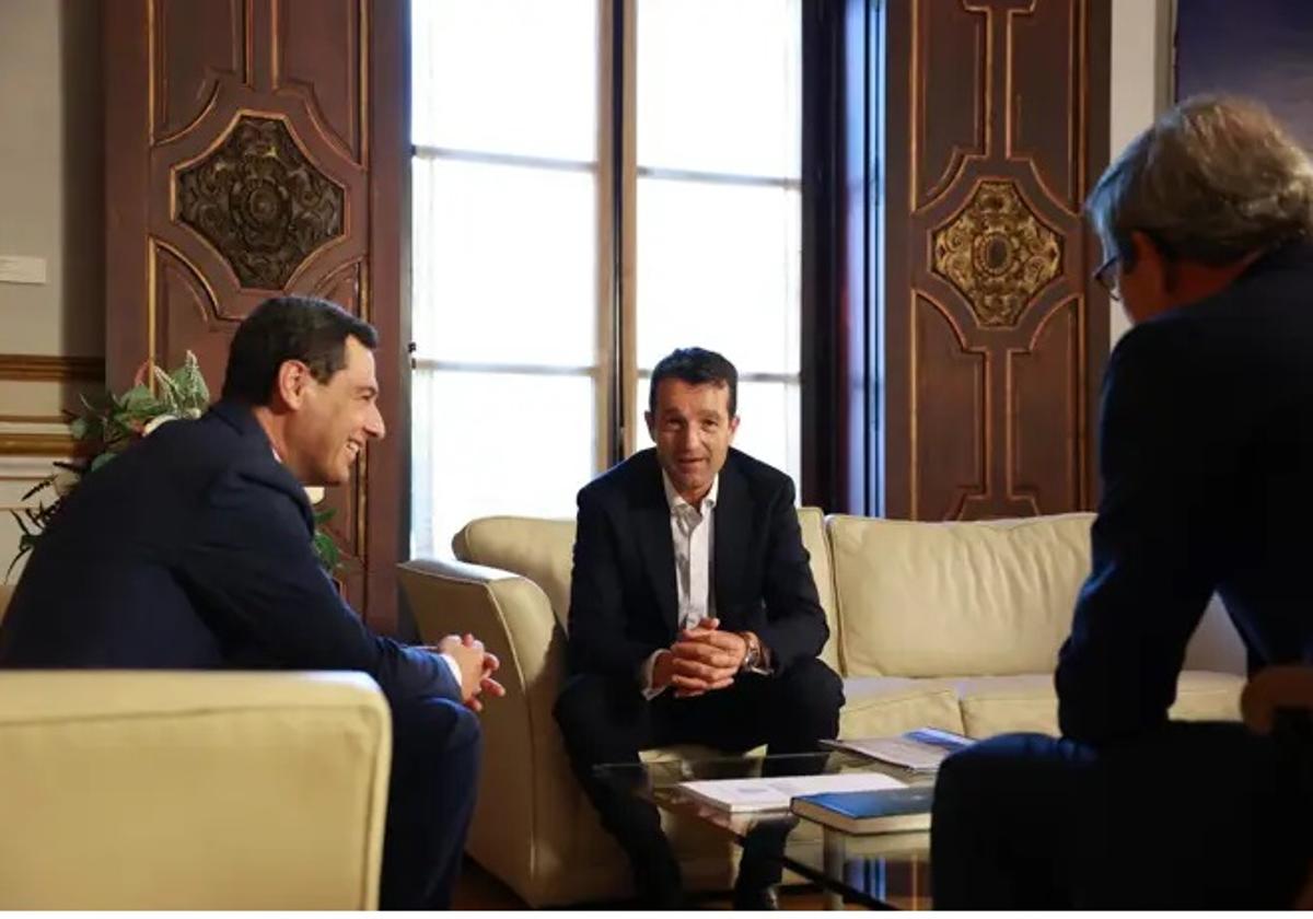 El presidente de la Junta de Andalucía, Juanma Moreno, ha recibido en el Palacio de San Telmo al presidente ejecutivo de Indra, Ángel Escribano
