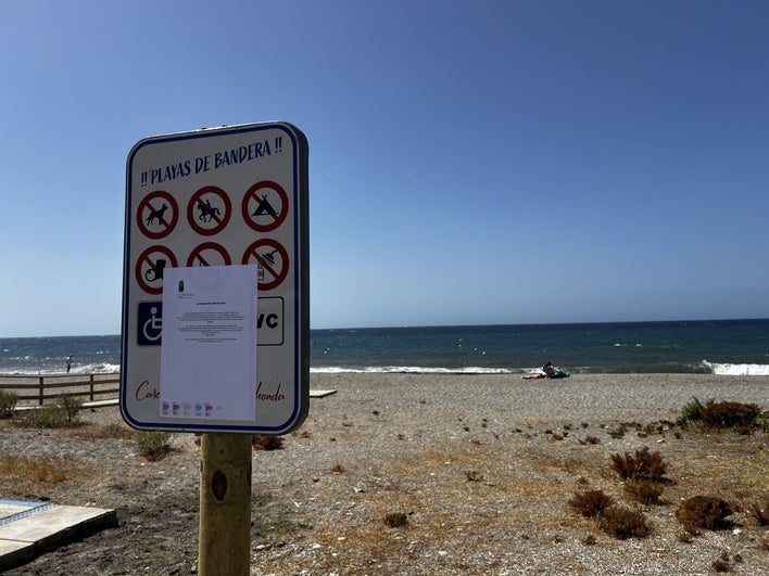Nada de bañarse el fin de semana: la prohibición en la Playa de Carchuna, ampliada al lunes