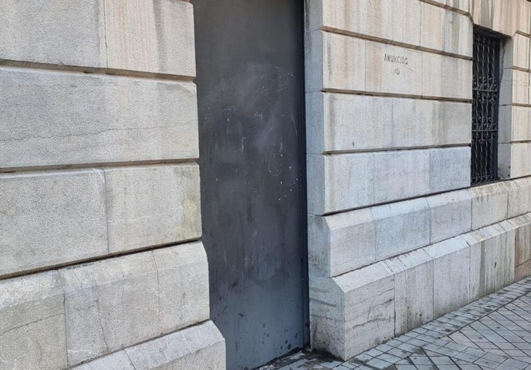 El Ayuntamiento borra decenas de pintadas en el entorno de Gran Vía y de San Nicolás