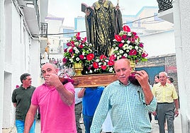 Vecinos de Trevélez procesionan a San Benito.