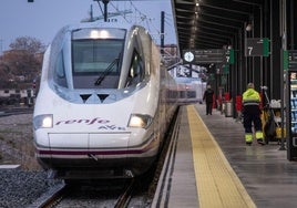 Tren AVE en la estación de Andaluces en Granada.