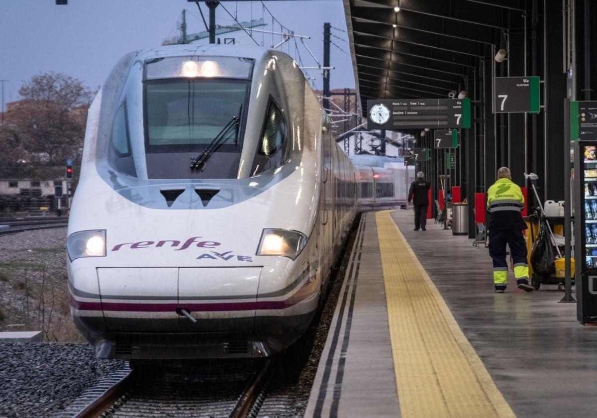 Tren AVE en la estación de Andaluces en Granada.