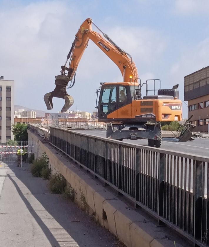 Imagen secundaria 2 - Fluyen sin descanso las obras del soterramiento para el adiós del puente de la avenida del Mediterráneo