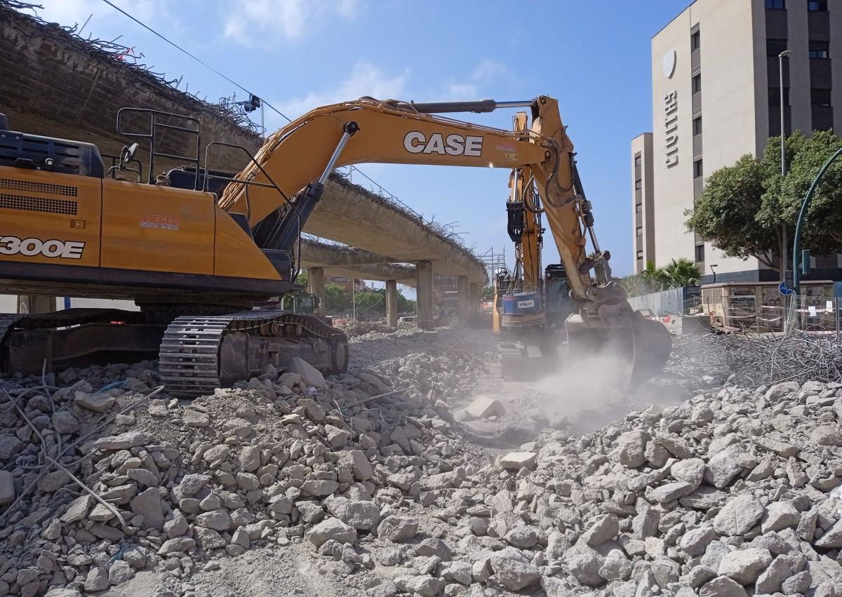 Imagen secundaria 1 - Fluyen sin descanso las obras del soterramiento para el adiós del puente de la avenida del Mediterráneo