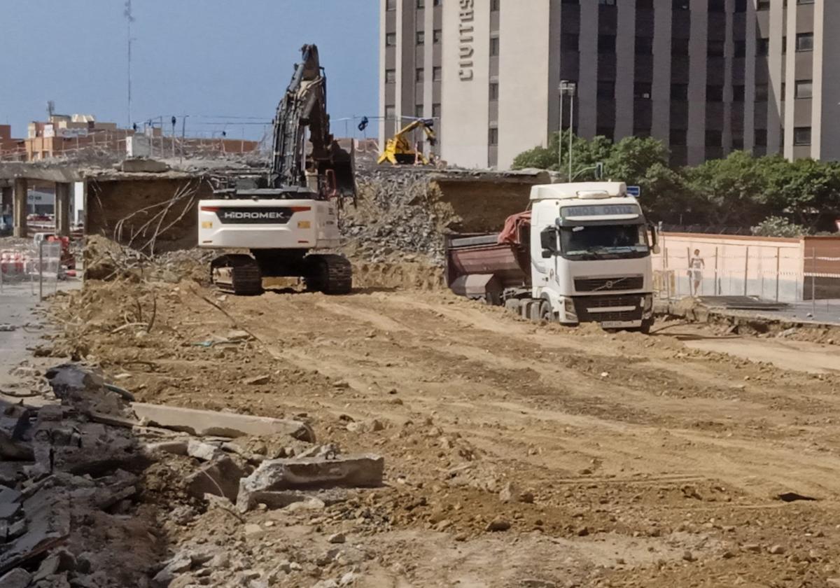 Fluyen sin descanso las obras del soterramiento para el adiós del puente de la avenida del Mediterráneo