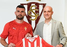 Pablo Vázquez luce la camiseta de su nuevo club.