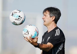 Pacheta hace malabares con tres balones en el entrenamiento.