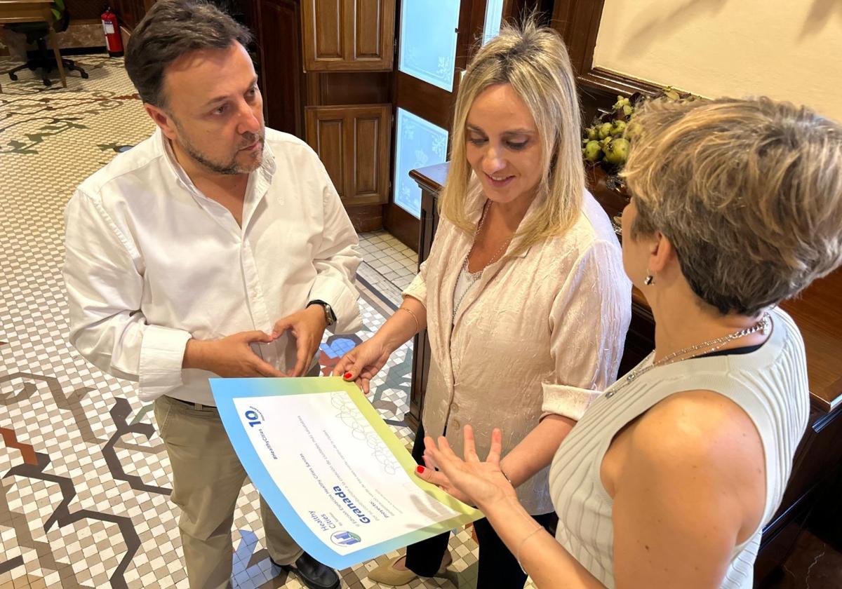 Entrega del premio a la alcaldesa de Granada, Marifrán Carazo.