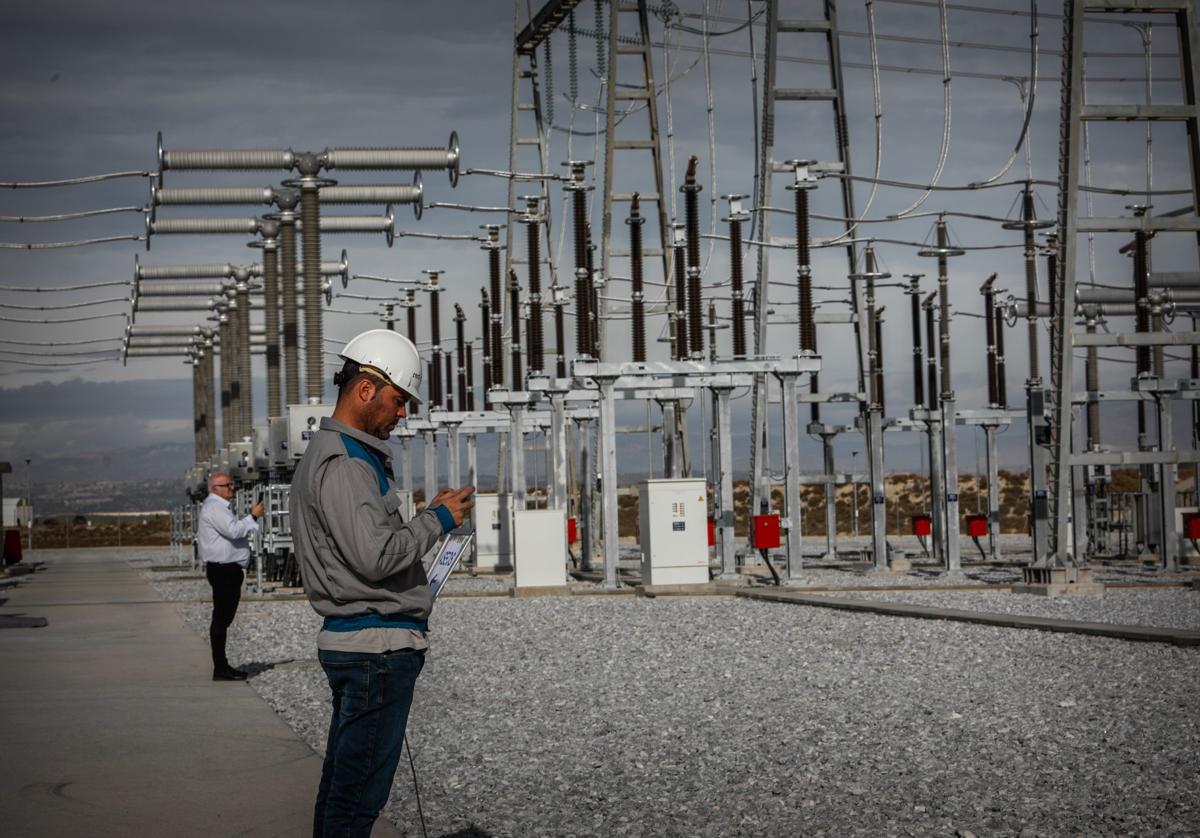 La subestación eléctrica de Baza se inauguró en 2022 junto al primer tramo de la línea 400 que ahora está pendiente del segundo tramo, Baza-Antas.