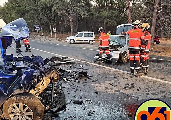 Una dotación de bomberos y UVI móvil en un accidente.