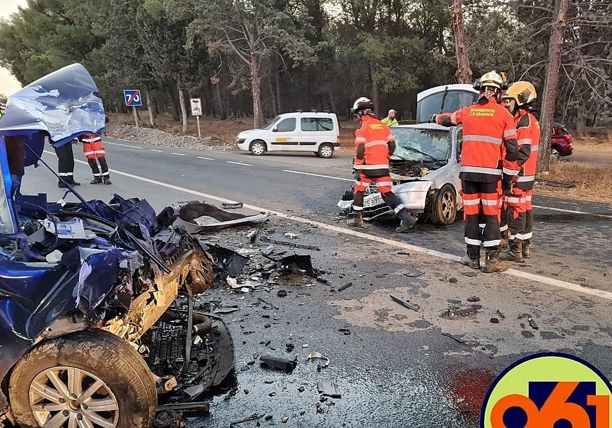 Una dotación de bomberos y UVI móvil en un accidente.