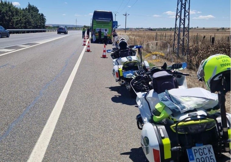 La Guardia Civil auxilia a un autobús lleno de menores averiado en un lugar peligroso y sin aire en la A-44