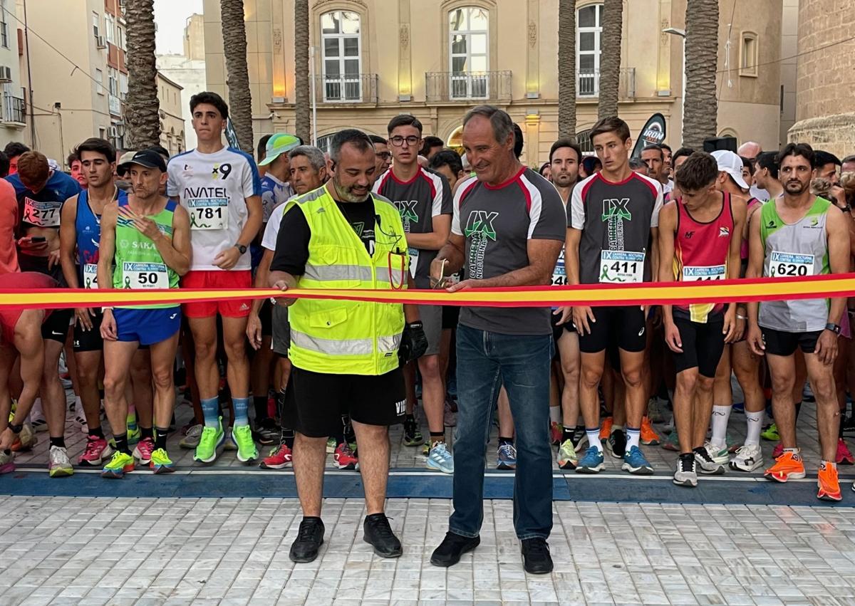 Imagen secundaria 1 - Fernando Javaloy y Paula Ramírez ganan la IX Carrera Nocturna Contra el Cáncer Ciudad de Almería
