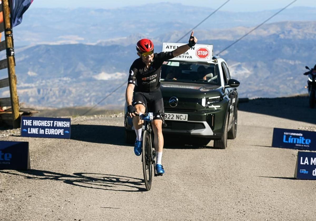 El bastetano Manuel Maestra, a su llegada a la meta de la Subida al Veleta.