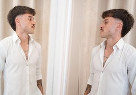Ricard Sánchez mira a su reflejo en un espejo mientras posa para IDEAL.