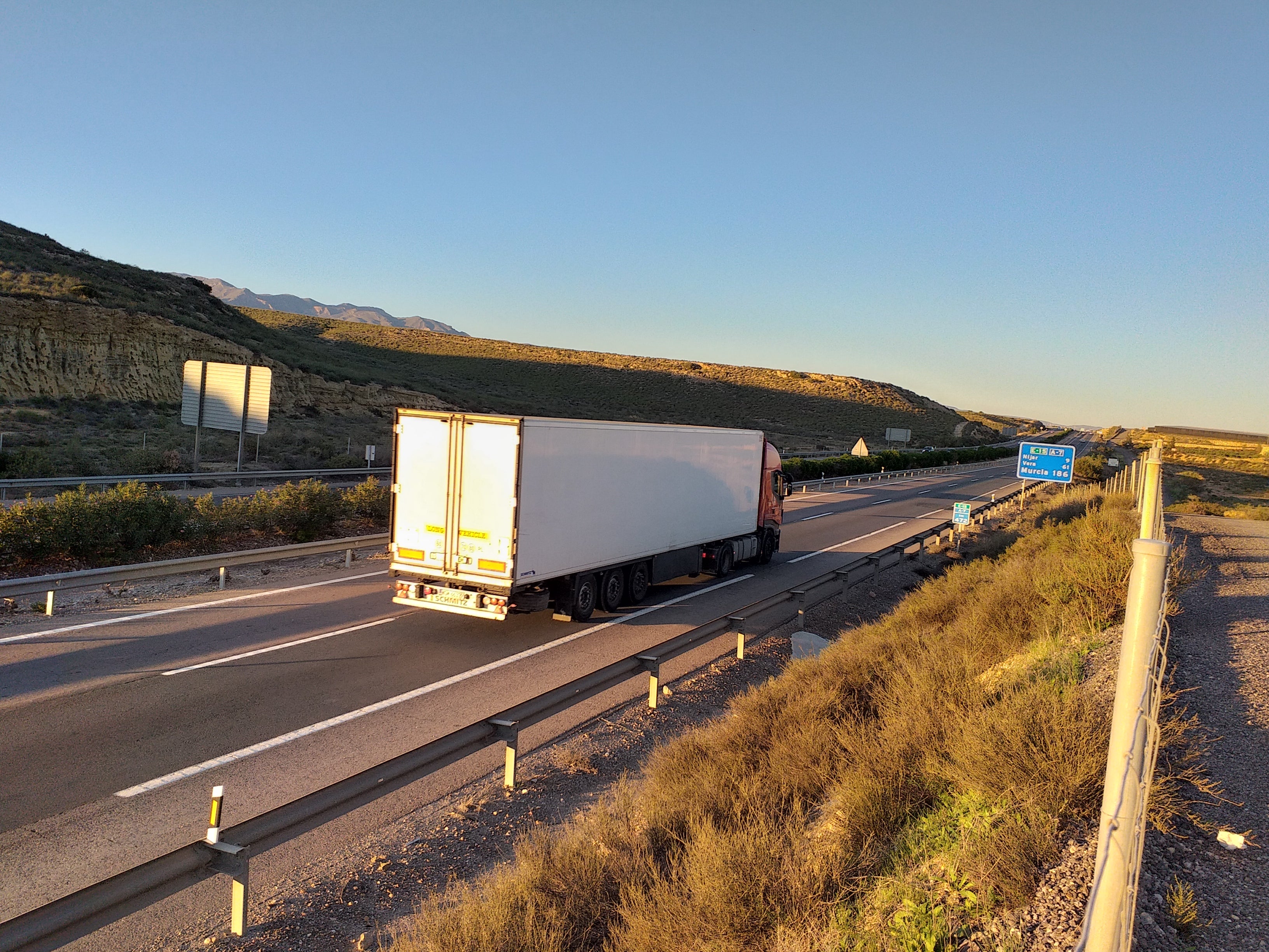 Un gran accidente sin fallecidos obliga a cortar la autovía A-7 a su paso por Balerma