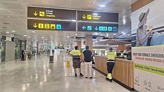 Se desploma el techo del aeropuerto de Almería por el fuerte terremoto