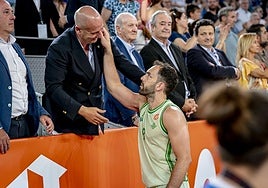 El brasileño Vitor Benite saluda al presidente Pedro Fernández tras el ascenso del Betis