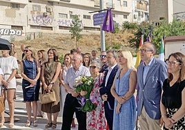 Luisa Ruiz Higueras junto a las autoridades durante el acto.