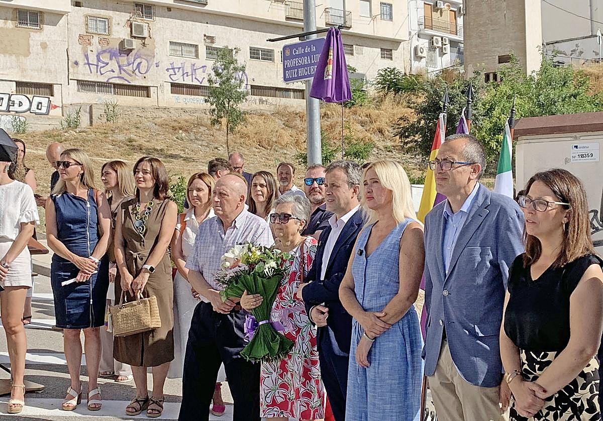 Luisa Ruiz Higueras junto a las autoridades durante el acto.
