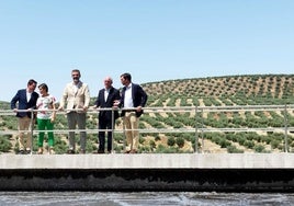El consejero de Agricultura, en su visita a Porcuna para inaugurar la estación depuradora de aguas residuales.