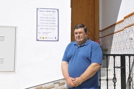 El alcalde de Murtas, José Miguel Romera, junto a uno de los carteles dedicados al trovo que se ha colocado en una calle