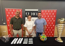 Beatriz López, Javier Mañas y Manuel Arjonilla en el sorteo.