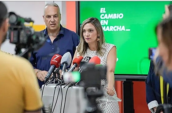 La vicesecretaria general del PSOE-A, María Márquez, atiende a los medios en Algeciras (Cádiz).