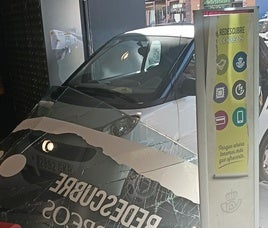 Estado en el que ha quedado el local tras el impacto.