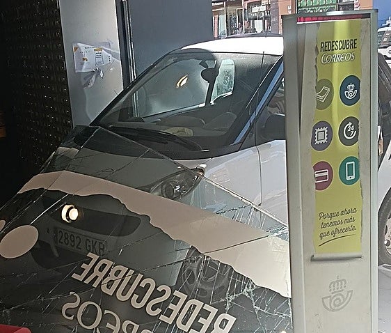 Estado en el que ha quedado el local tras el impacto.