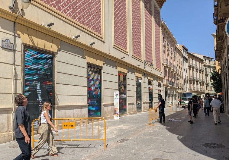 Cae parte de una cornisa del edificio de Aliatar y casi le da a una mujer
