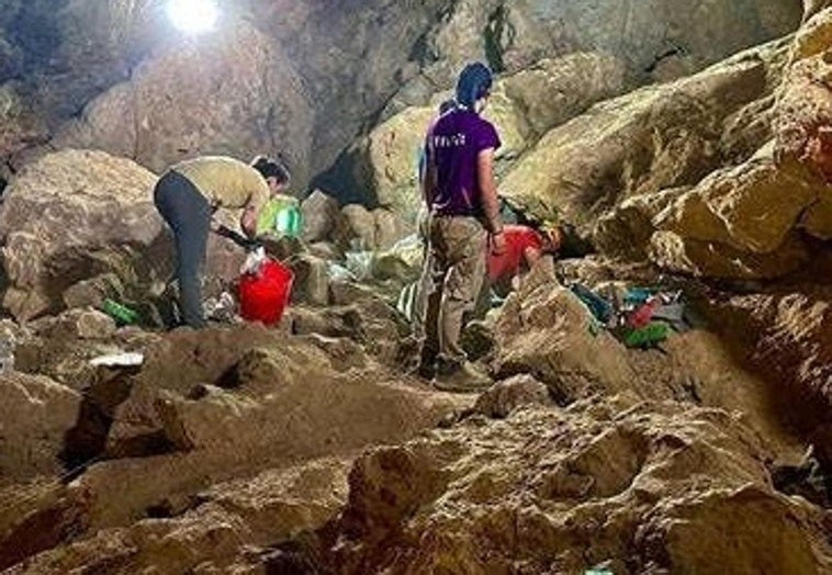 Dentro de la cueva prehistórica de los Murciélagos de Granada