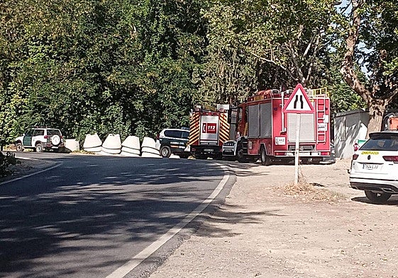 Bomberos y Guardia Civil en el lugar del accidente, en Carataunas.