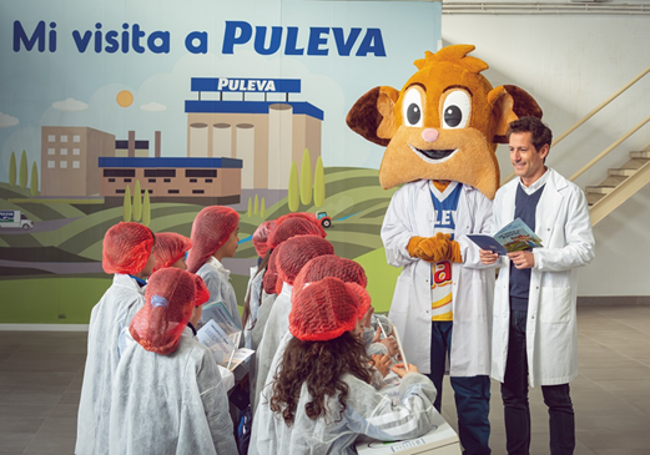 Pequeños durante una de las visitas guiadas a la fábrica.