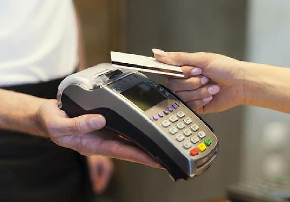 Así es la 'propina automática' que engorda la cuenta, la moda que llega a los bares.