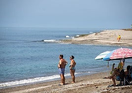 Bañistas en la playa de Carchuna.