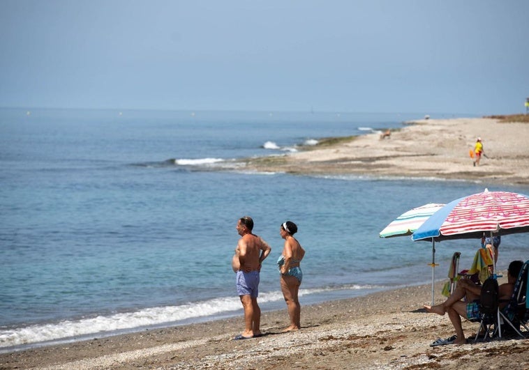 Levantan la restricción al baño en la playa de Carchuna