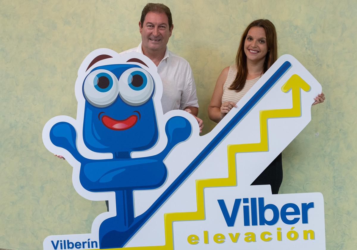 Antonio Vílchez y Cristina Vílchez sujetan un cartel con la 'mascota' de la empresa, Vilberín. s