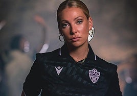 Modelo con la tercera camiseta del Almería en la Peña El Morato