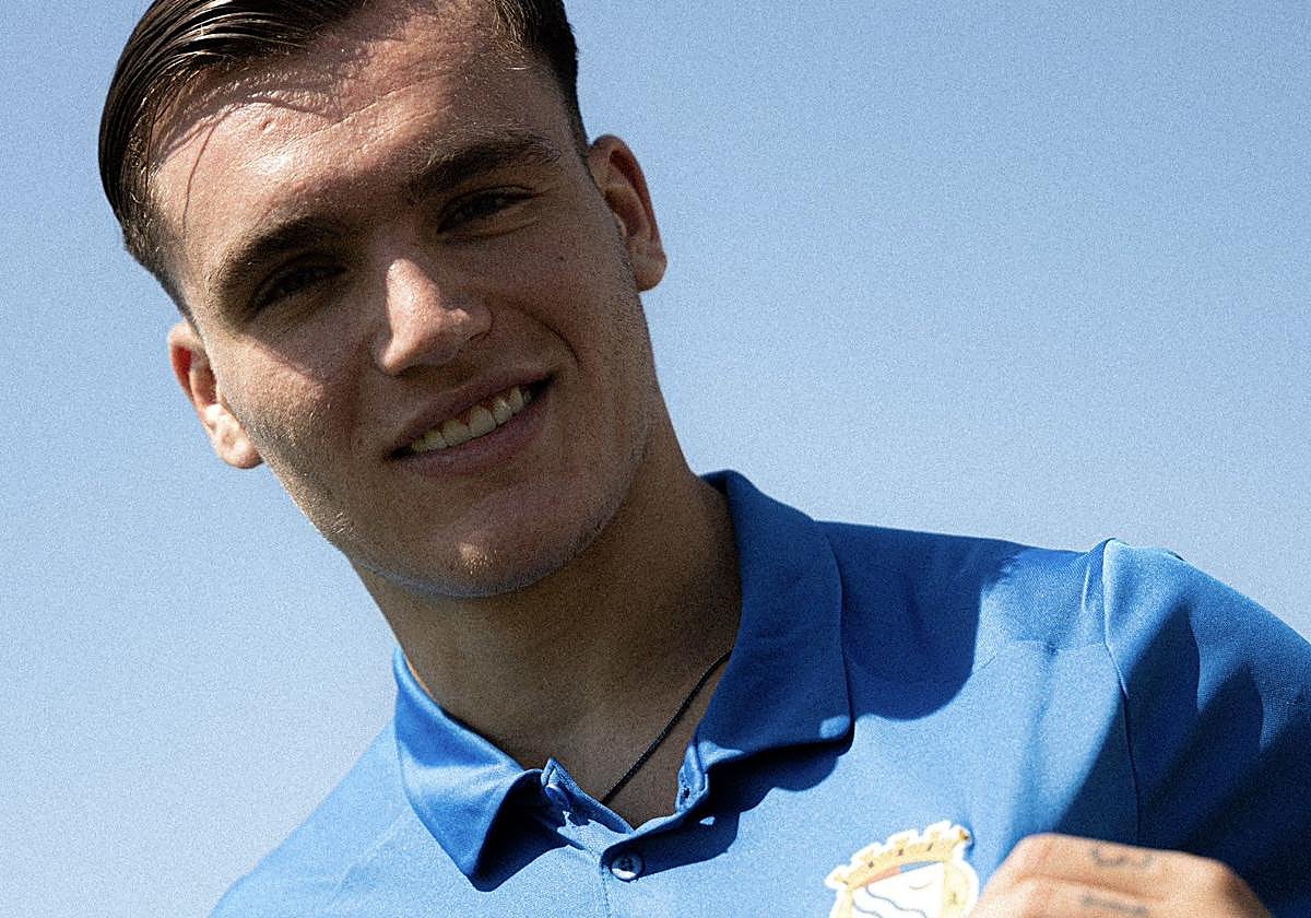 Marezi posando con la camiseta de su nuevo equipo, el FC Alverca portugués