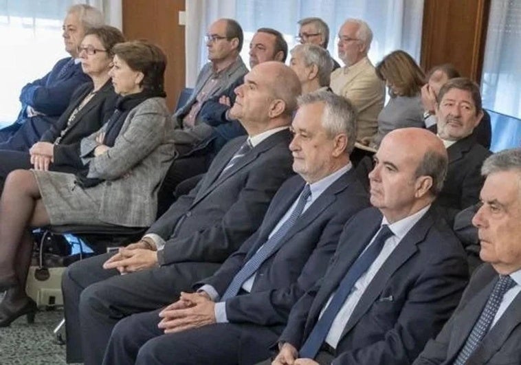 El Tribunal de los ERE suspende la ejecución de las sentencias del Constitucional que diluían el caso y acude a Europa
