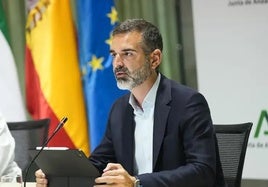 El consejero de Agricultura, Pesca, Agua y Desarrollo Rural, Ramón Fernández Pacheco, presidiendo la primera reunión de la Comisión Interdepartamental de Economía Azul, en el modelo de gobernanza de la Estrategia Andaluza de de Economía Azul Sostenible.