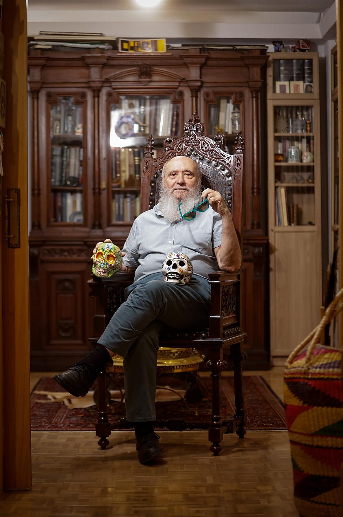 El detective de los huesos. Miguel Botella, con un par de calaveras mexicanas, en el despacho de su casa.