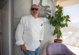 Álvaro Arriaga portando un cuchillo en el bolsillo como si se tratara de un bolígrafo, con gafas de sol, en su restaurante Arriaga
