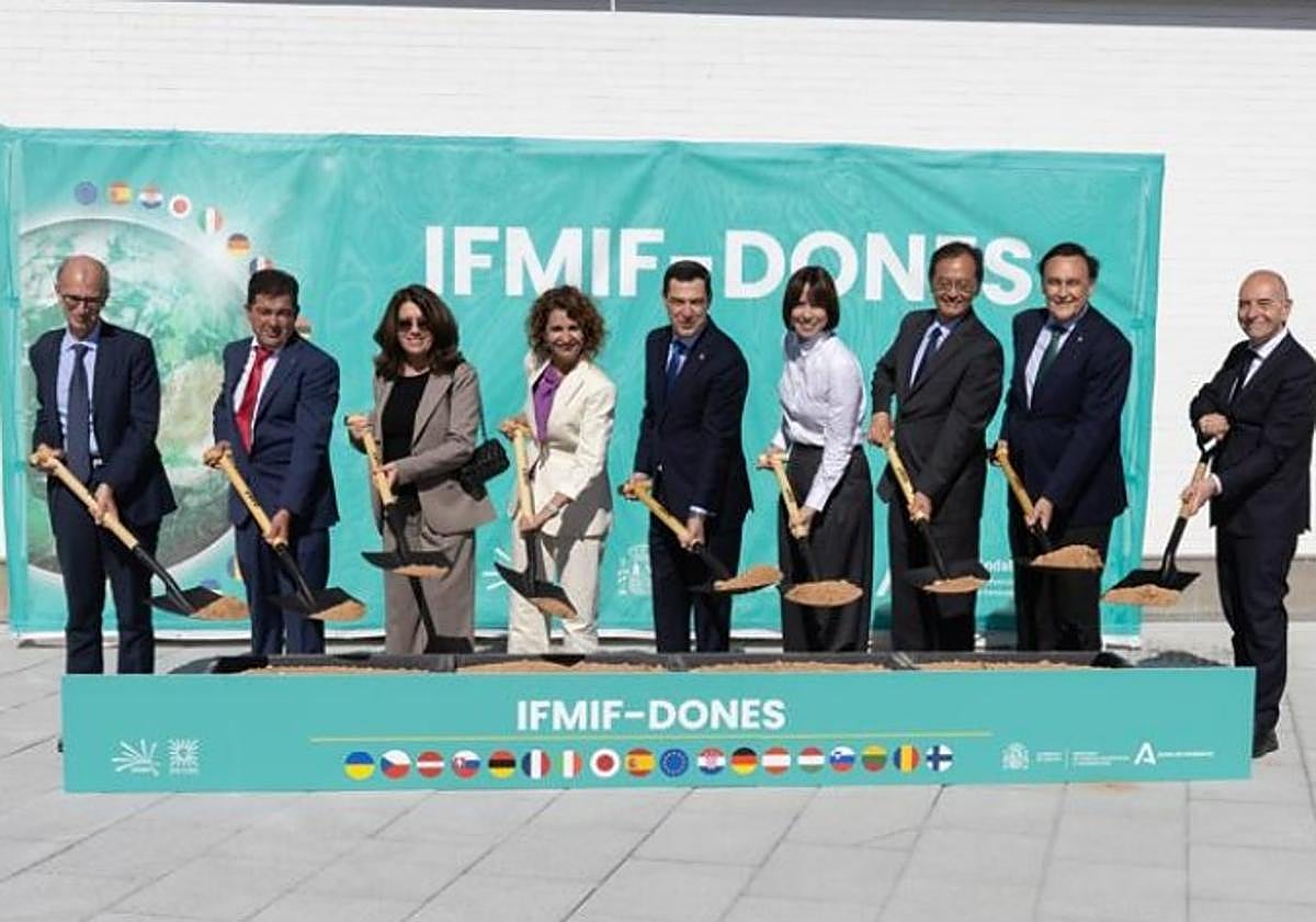 Representantes de Fusion for Energy, el Gobierno central, la Junta de Andalucía, el Ayuntamiento de Escúzar y otras administraciones, en la ceremonia de la primera piedra, el 19 de mayo.