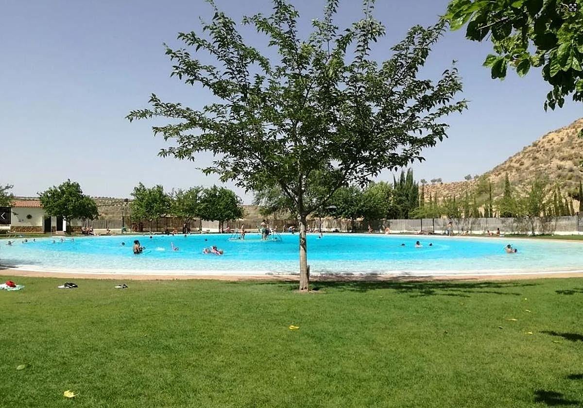 Diversos bañistas en la piscina municipal de Cúllar.