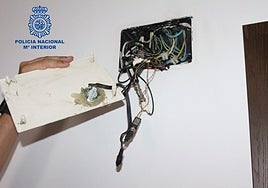 Una videocámara oculta, descubierta por la Policía Nacional.