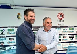 Fernando Estévez saluda a José Fernández Nieto, presidente de la Ponferradina, en su presentación.