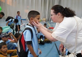 Una madre de acogida abraza a un niño.