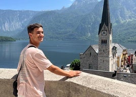 Félix Denk, en Hallstatt (Austria) el pasado mes de junio, con la iglesia de la Asunción y el lago al fondo.